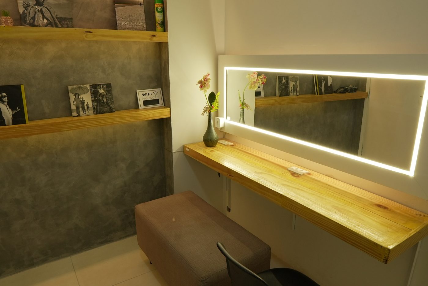 Camarim com espelho iluminado